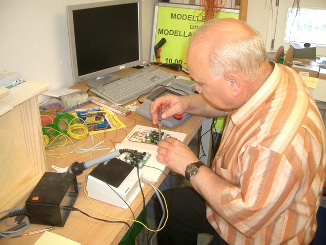 Vereinsmitglied beim Löten an einer elektronischen Platine auf einem Arbeitstisch
