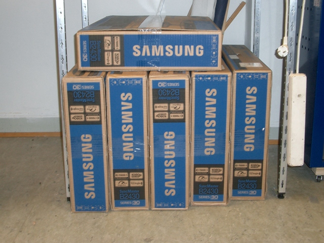 Mehrere gestapelte Originalkartons von Samsung-Computermonitoren