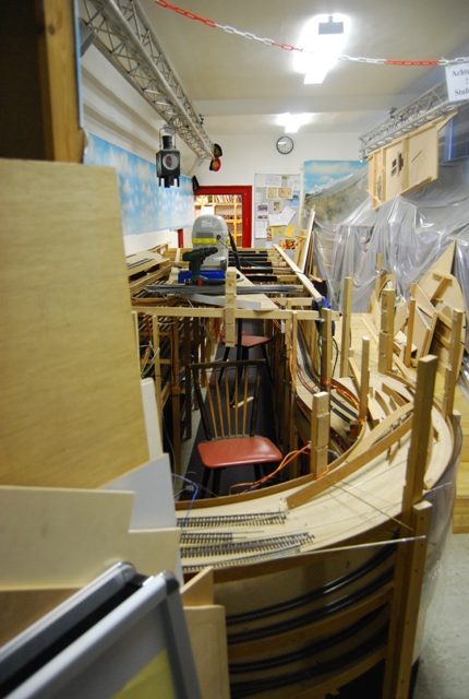 Blick durch den Anlagenraum auf die teilweise zurückgebaute Gleisanlage und ihre Holzunterkonstruktion.
