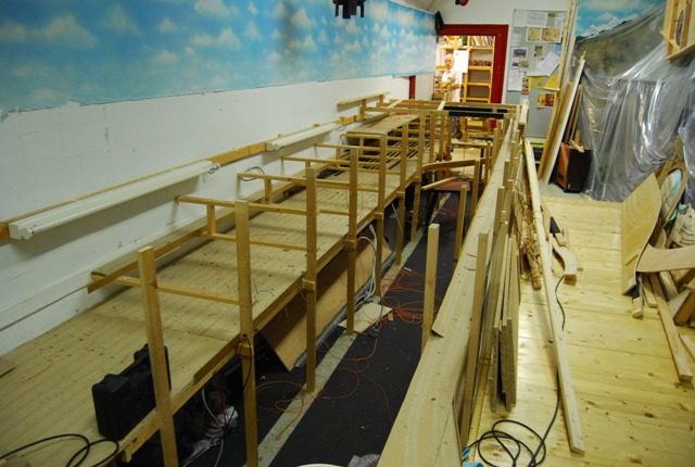 Holzunterkonstruktion der Modellbahnanlage während des Rückbaus im Jahr 2009.