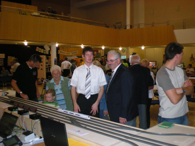 Besucher und Vereinsmitglieder am Modellbahnstand des MEC beim 1. Gernsheimer Vereinstag