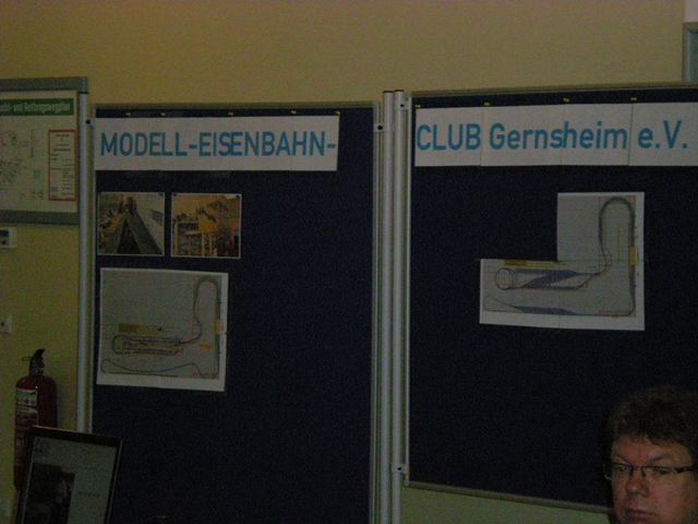 Informationstafeln des Modell-Eisenbahn-Clubs Gernsheim mit Bildern und Gleisplänen