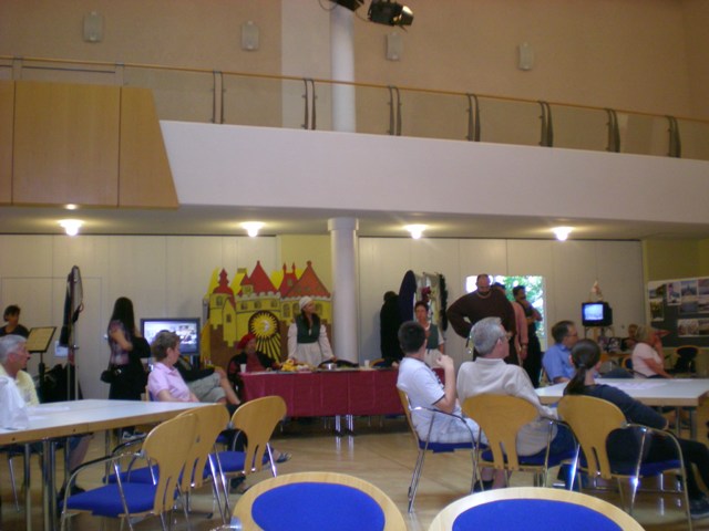 Blick in die Stadthalle mit Sitzgruppen, Besuchern und weiteren Vereinsständen